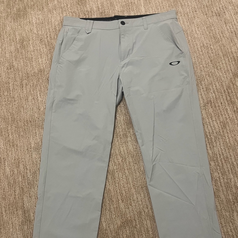 Oakley Gray Chinos Versatile Flat Front Design
